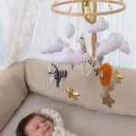 handgemaakte safari muziekmobiel lachende baby